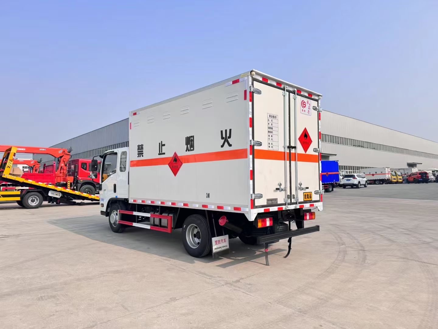江西五十铃排半蓝牌易燃液体厢式运输车