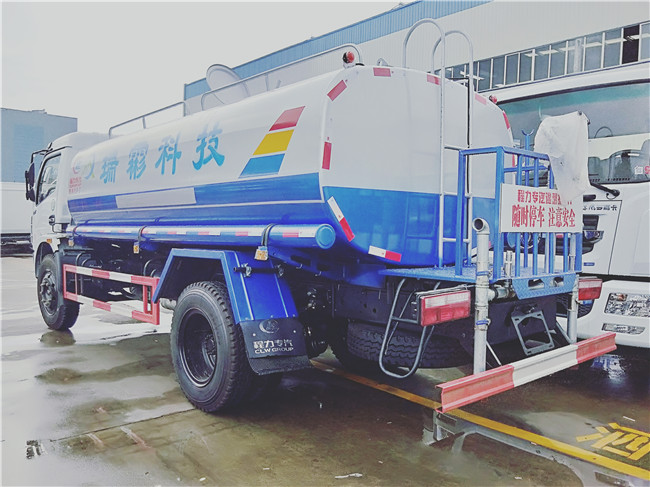 東風(fēng)多利卡灑水車(chē)（9.3噸）