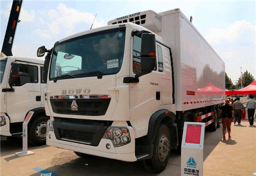重汽豪沃前四后八冷藏车（厢体9.6米）