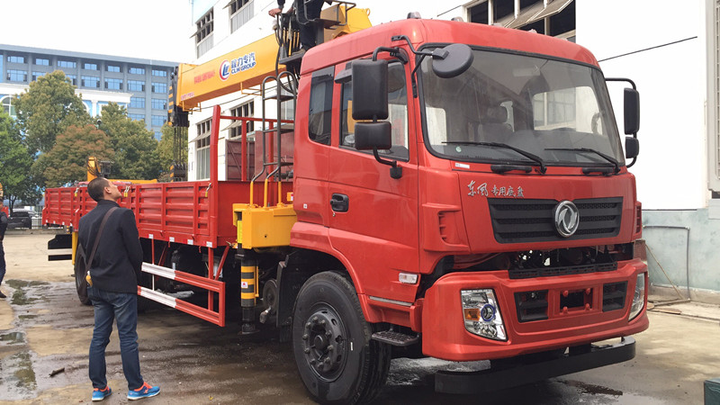 东风国五后双桥随车起重运输车