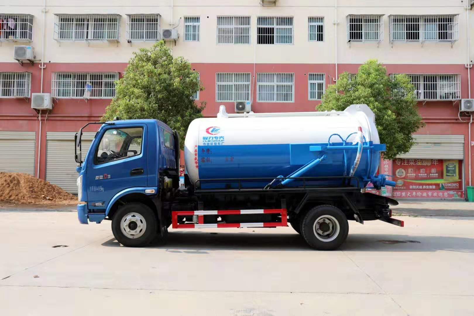 奥驰6方带副变速吸污车