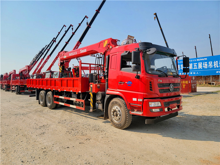 陕汽轩德轩德X6后八轮宏昌天马12吨随车吊