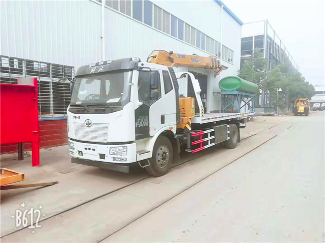 解放平板带吊清障车（承载8吨，配5-8吨吊机）