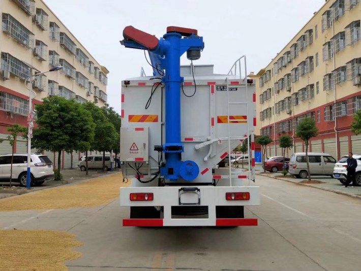 东风天锦30方散装饲料运输车
