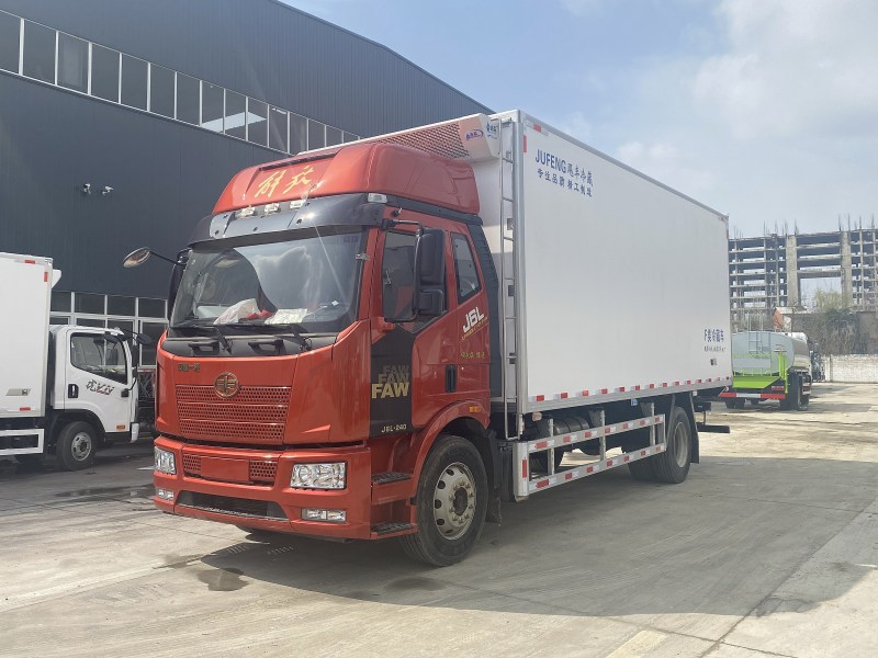 6米8解放J6L高顶双卧冷藏车