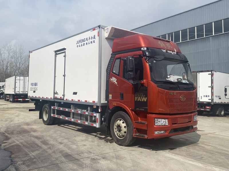 6米8解放J6L高顶双卧冷藏车