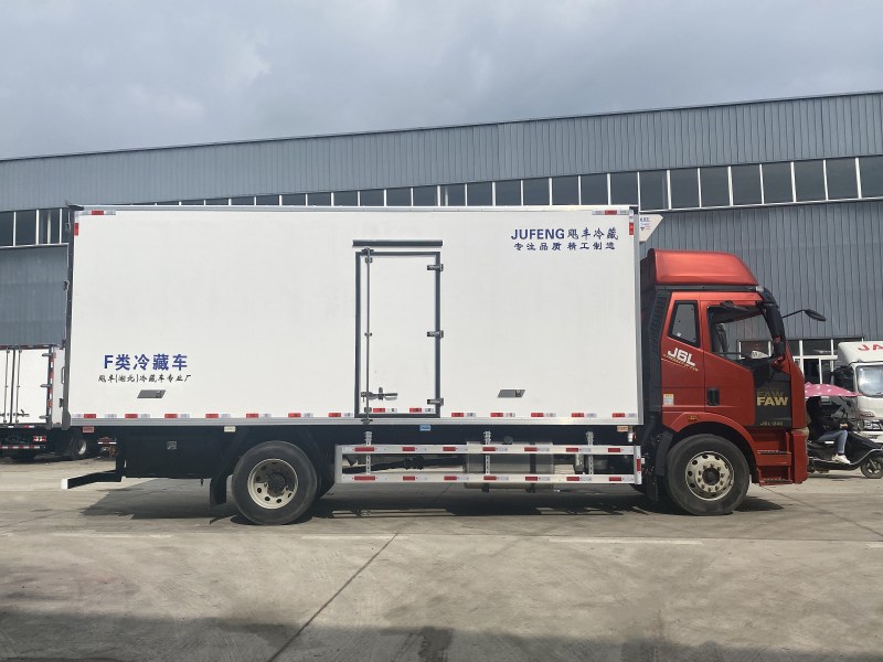 6米8解放J6L高顶双卧冷藏车