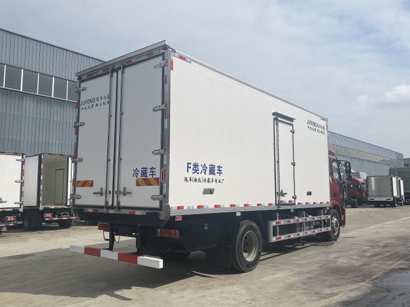 6米8解放J6L高顶双卧冷藏车