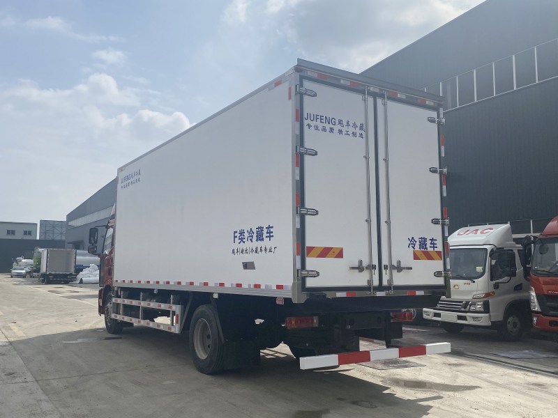 6米8解放J6L高顶双卧冷藏车