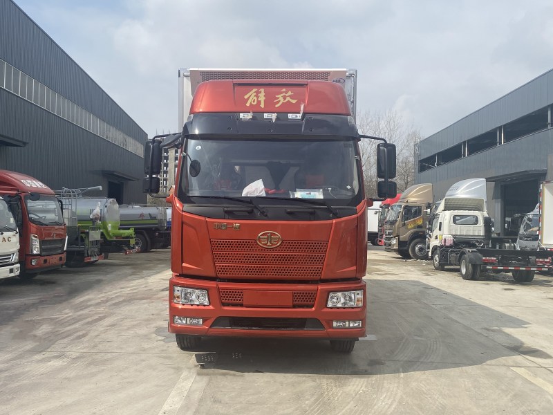 6米8解放J6L高顶双卧冷藏车