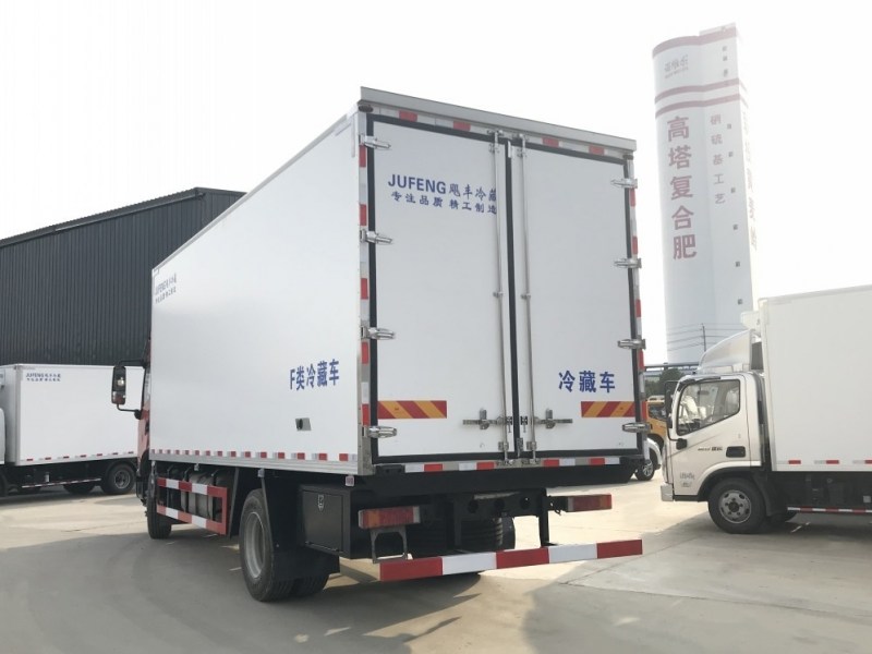 新款东风KR6米8冷藏车