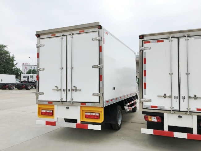 东风多利卡4.2米冷藏车