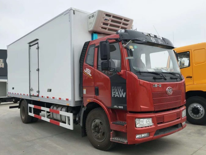 解放J6L6.8米冷藏车