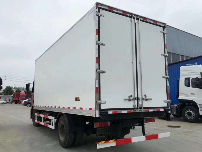 解放J6L6.8米冷藏车