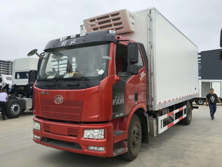 解放J6L6.8米冷藏车