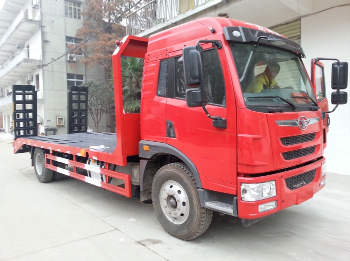 解放龙V平板车适合运载16-18吨挖机