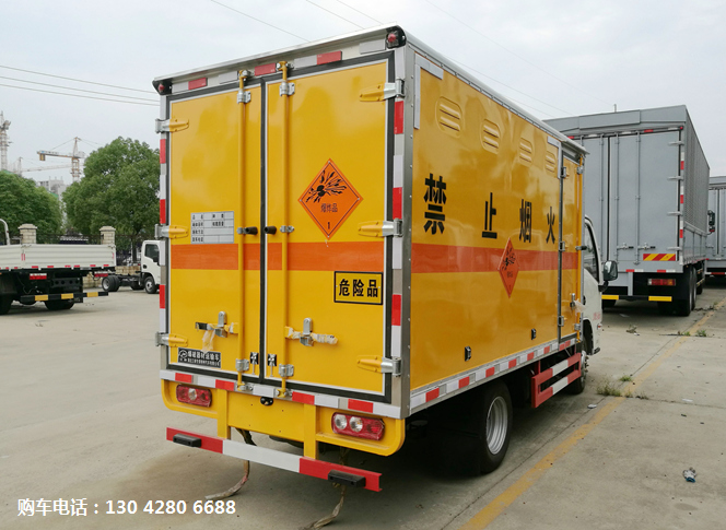 跃进小福星3.4米爆破器材运输车 (5).jpg
