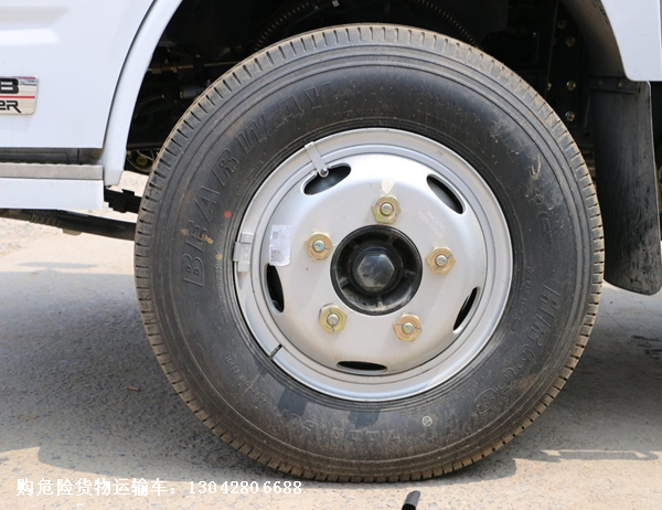 东风凯普特危险货物运输车底盘标配7.00R16钢丝胎
