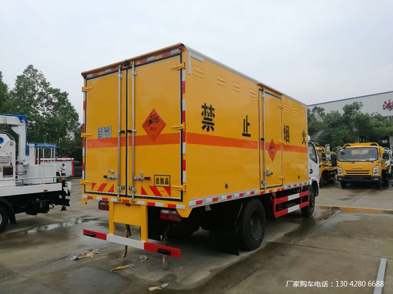 东风多利卡7.55吨爆破器材运输车（安全达标）