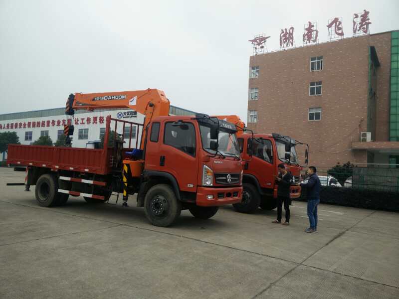 大运 蓝牌 随车起重运输车