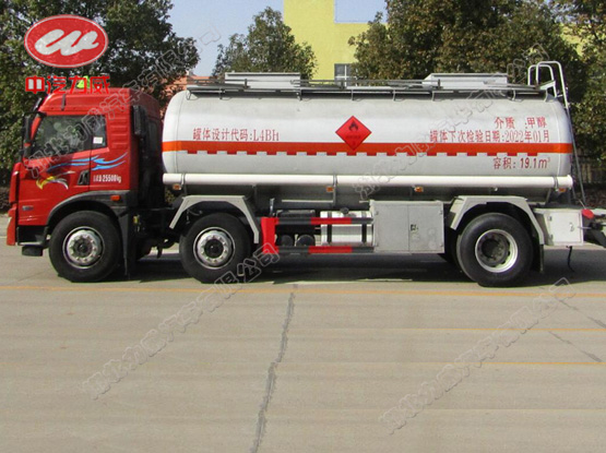 HLW5260GRYC6型易燃液体罐式运输车