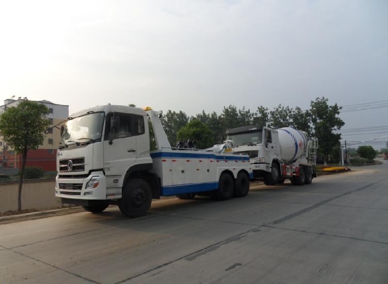 红古清障车深夜接警救援大货车撞小轿车事故