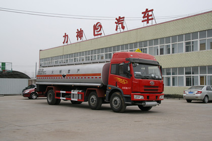 青島解放小三軸腐蝕性物品罐式運輸車(SLS5254GFWC4Q)