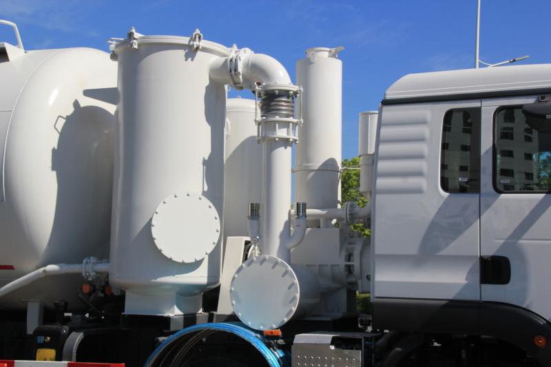 汕德卡8×4吸引压送车