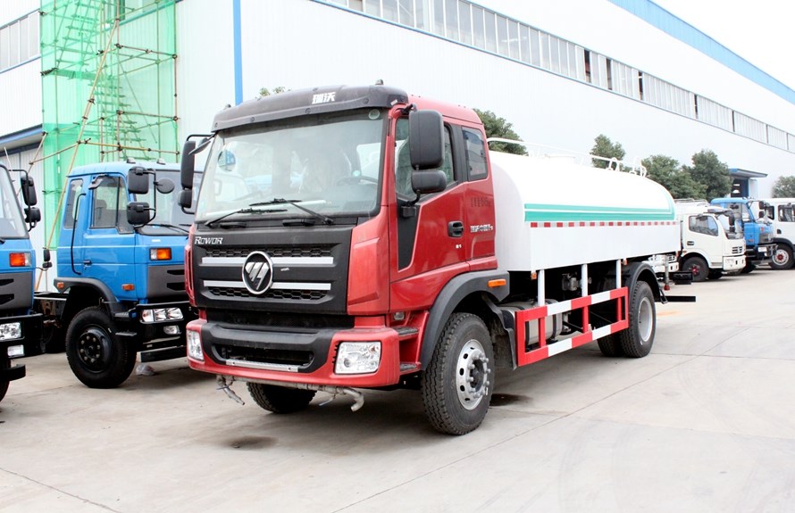 洒水车发动机舱的清洁及养护