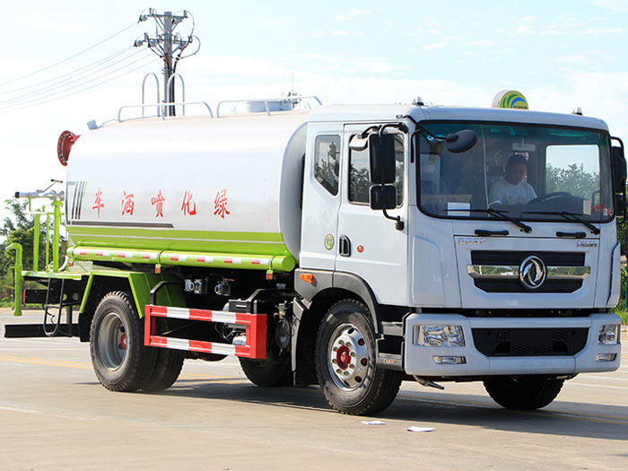 东风大多利喷雾车