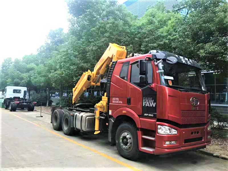 18071373461解放半挂牵引头随车吊哪里买20吨25吨牵引头自备吊车参考