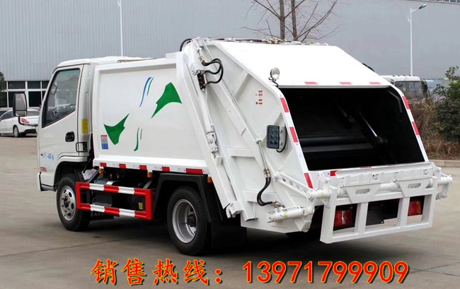凯马压缩式垃圾车（4立方）