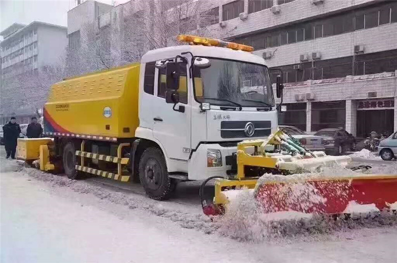 国六东风除雪车可自由更换除雪铲、扫雪滚方便快捷。图片