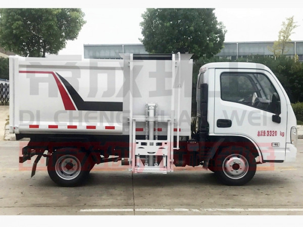 国六蓝牌跃进3方柴油挂桶垃圾车
