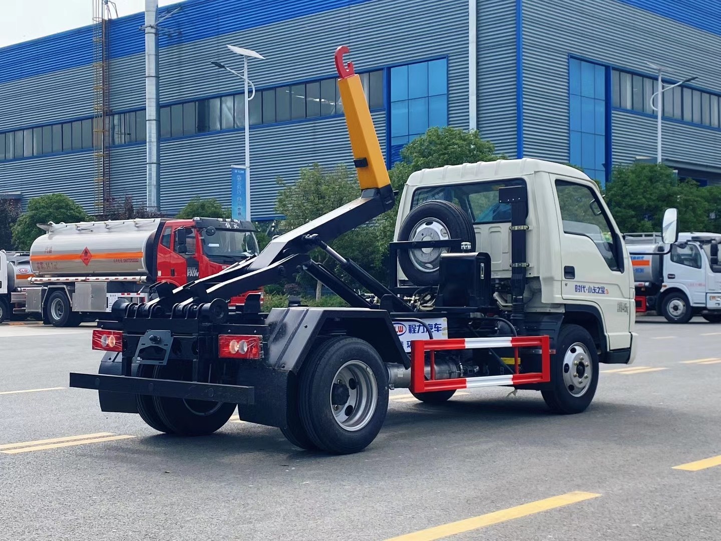 国六蓝牌福田4方柴油勾臂车