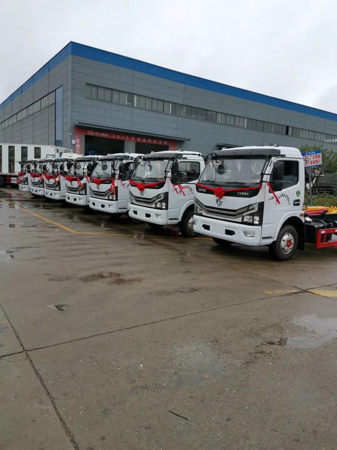 国六东风6方D7勾臂垃圾车