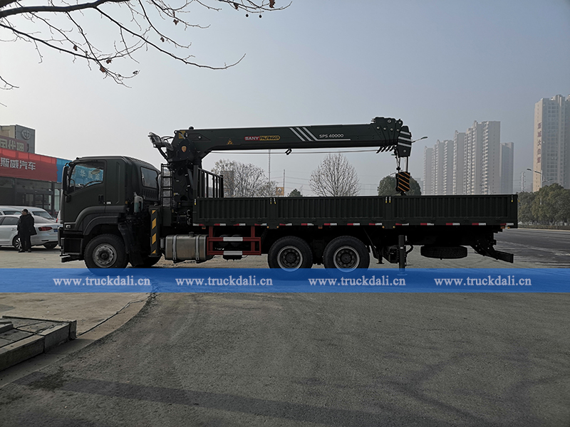 ISUZU GIGA Truck With 20T Crane