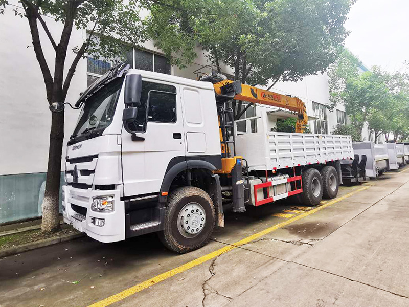 Truck with 14T Crane