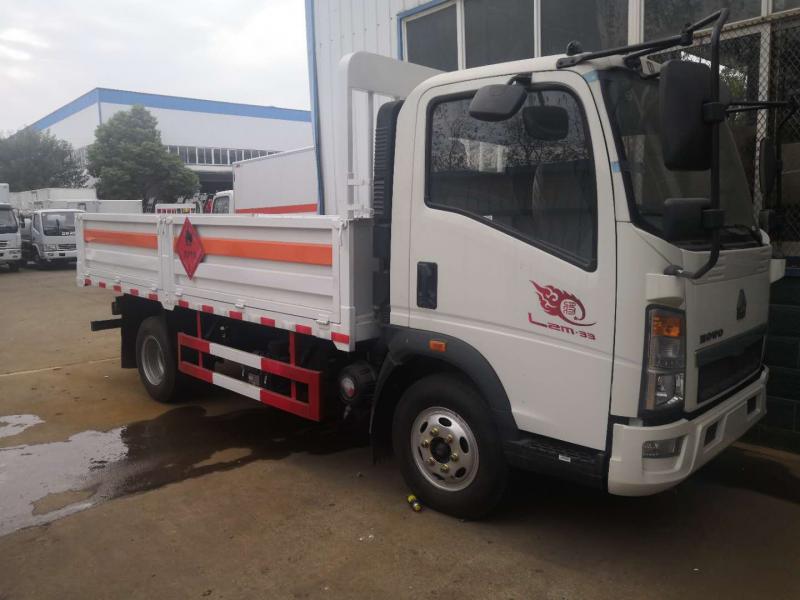 重汽豪沃单桥气瓶运输车