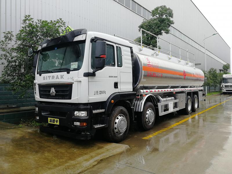 重汽汕德卡铝合金运油车