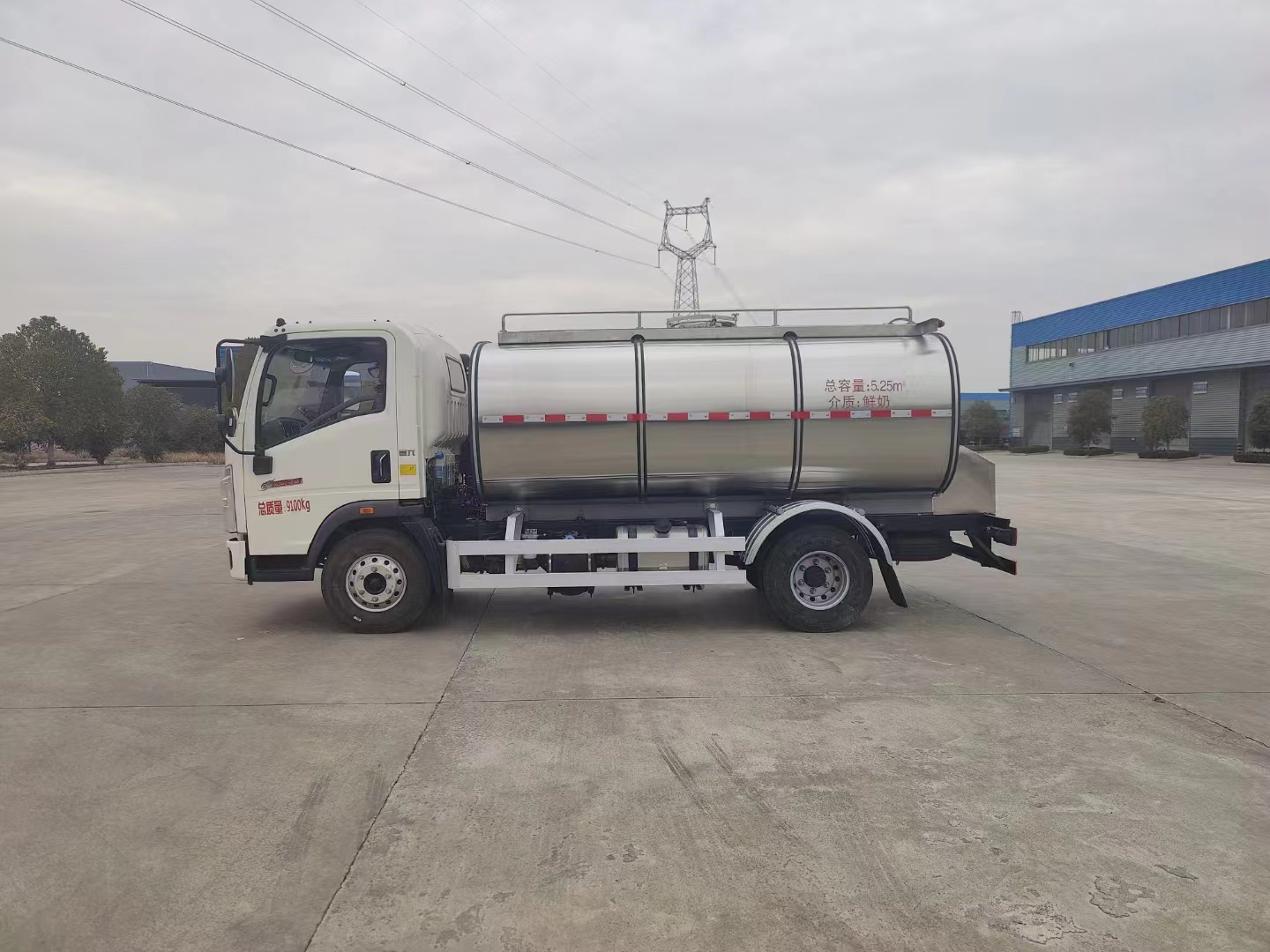 重汽豪沃鲜奶运输车.jpg