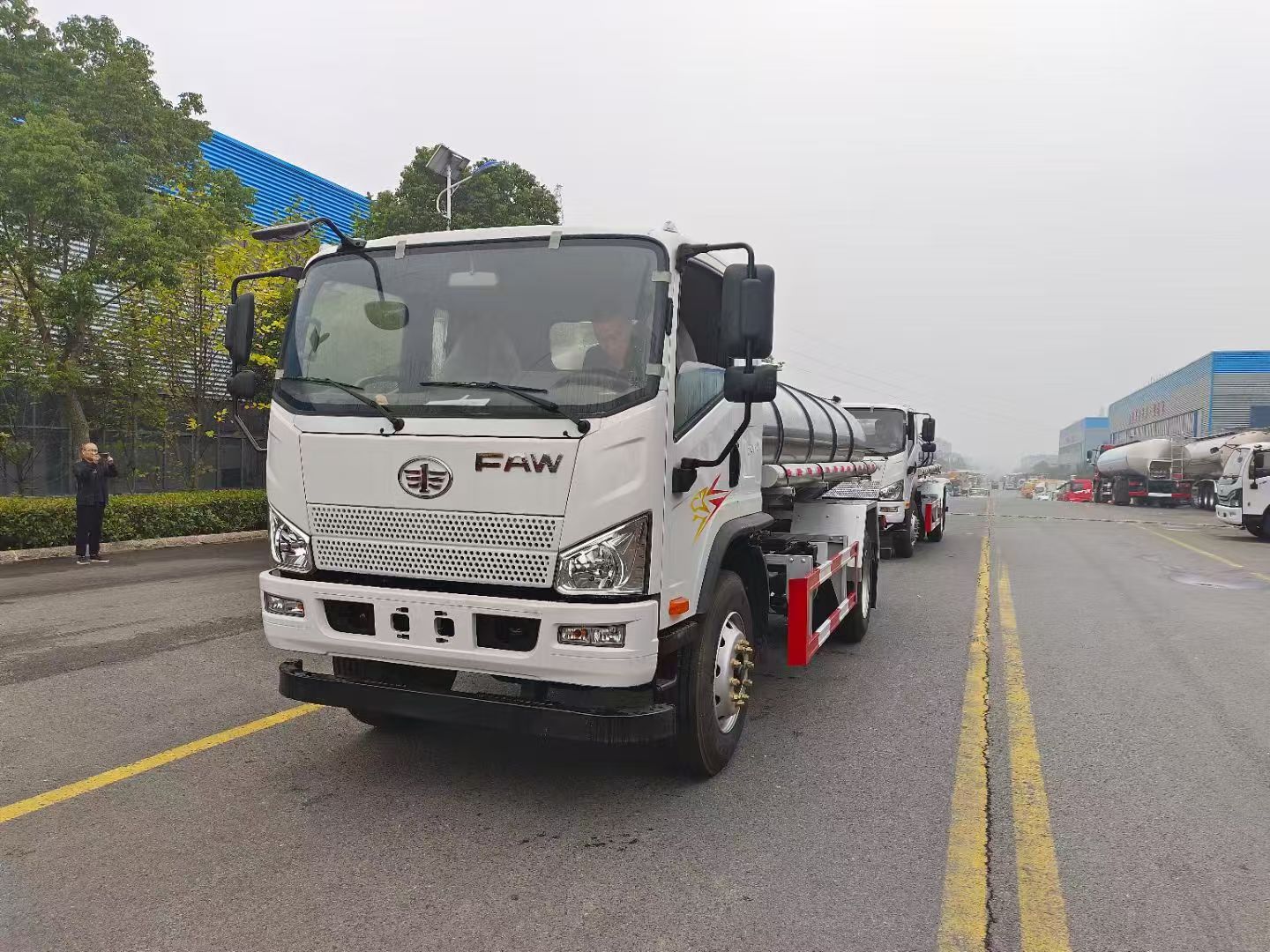 解放6吨鲜奶运输车出口国外