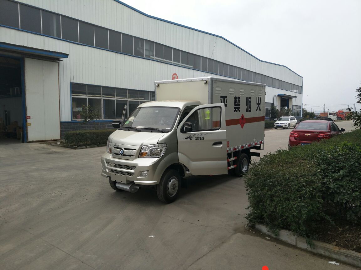 重汽王牌3.1米爆破器材运输车，易燃气体厢式运输车