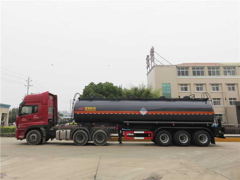 31吨液态废弃物运输槽罐车.png