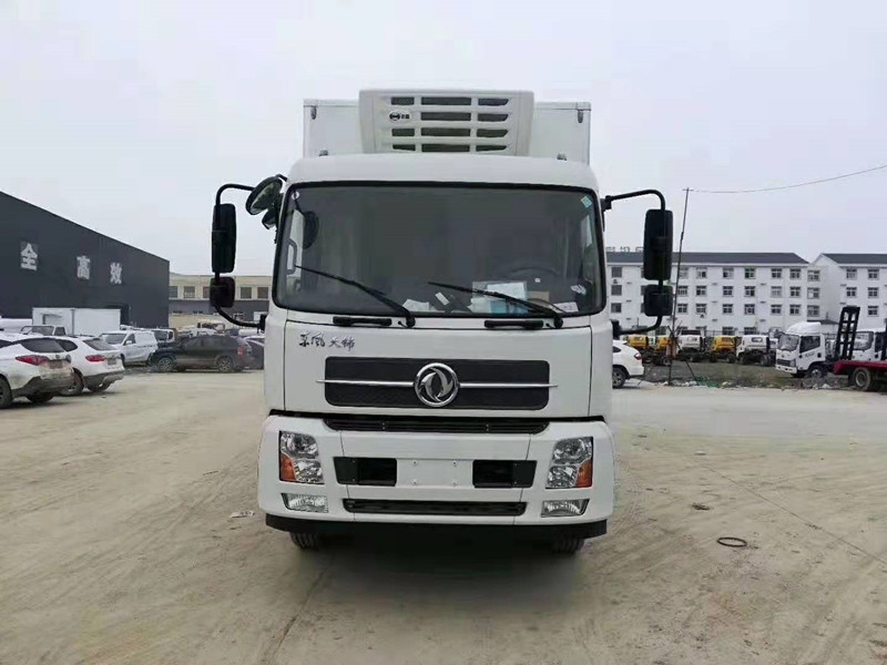东风天锦高顶双卧冷藏车6.8米