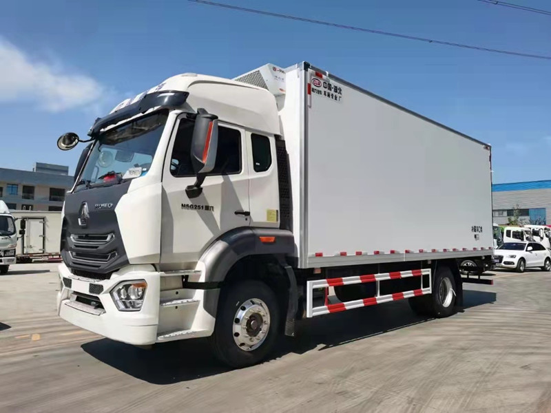 重汽新款豪沃6.8米冷藏车