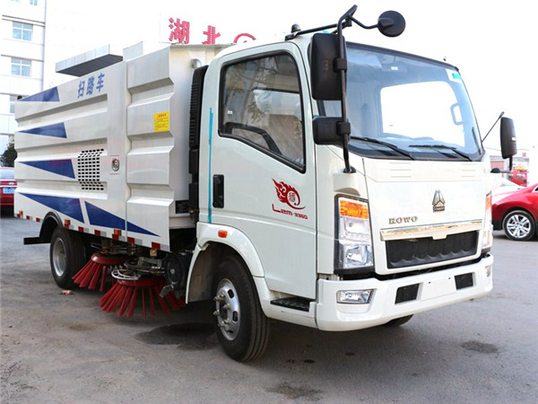 重汽豪沃扫路车
