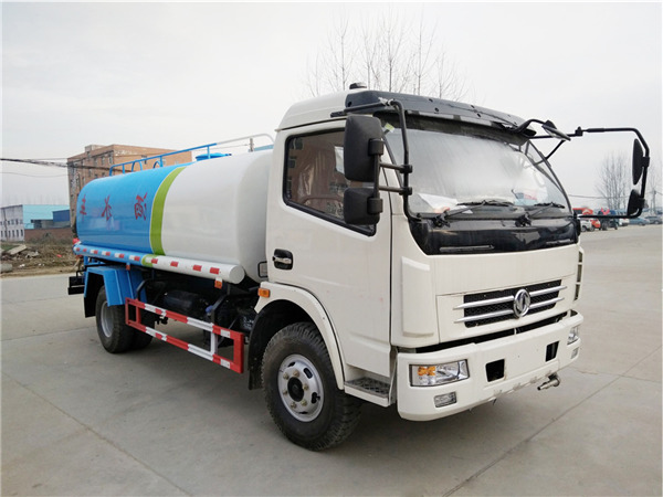 东风大多利卡洒水车