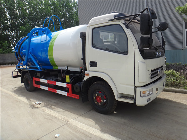东风大多利卡吸污车