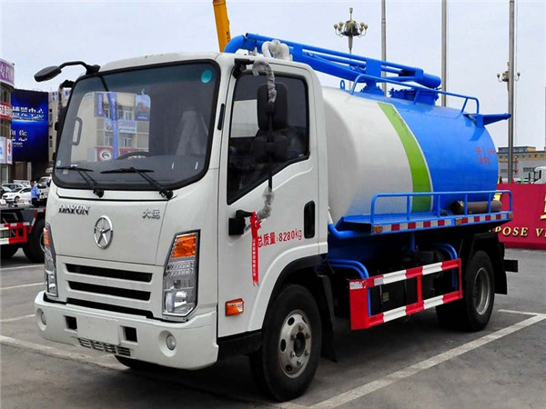 大运吸粪车